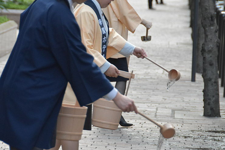 エンタの街 日比谷 打ち水の様子